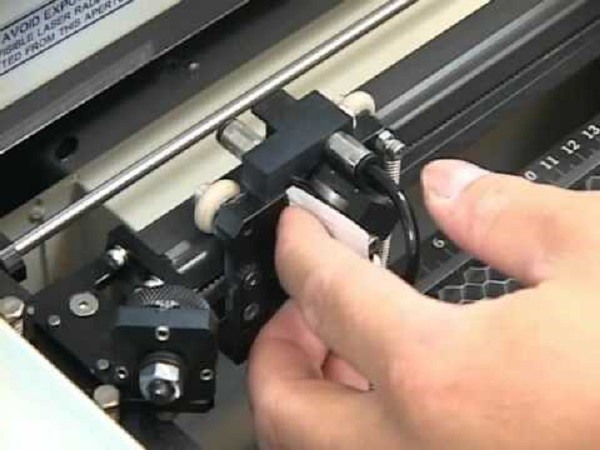 Cân chỉnh tia cắt khắc laser 